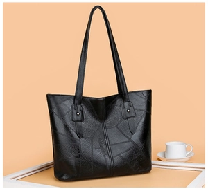 Détail du sac cabas noir élégant avec patchwork et finition en cuir texturé de haute qualité