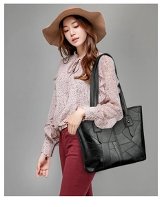 Détail du sac cabas noir avec patchwork géométrique et texture cuir grainé