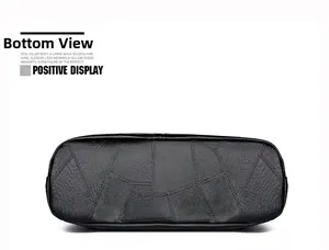 Détail du fond de ce sac cabas en cuir noir avec coutures en patchwork de précision