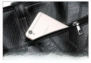 Détail du sac à main avec poche zippée antivol à l'arrière pour smartphone et objets