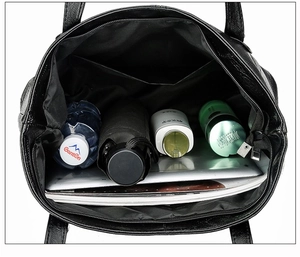 Vue de dessus de l'intérieur d'un grand sac fourre-tout noir avec compartiments