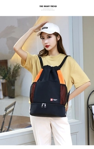 Détail du grand sac à dos de sport à cordon avec couleurs contrastées et compartiment à chaussures