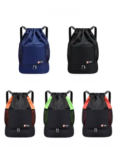 Détail du sac de sport à cordon multicolore avec compartiment à chaussures séparé en bas