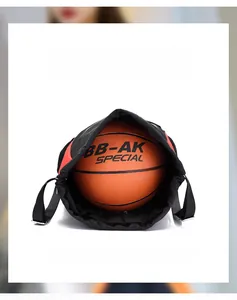 Détail d'un grand sac à dos de sport à cordon noir montrant sa capacité pour un ballon