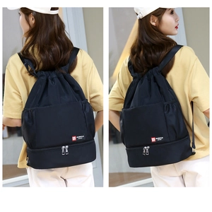 Détail du sac à dos à cordon noir avec compartiment à chaussures séparé et poches filet