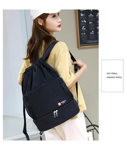 Détail d'un sac à dos en nylon avec cordon et compartiment à chaussures indépendant