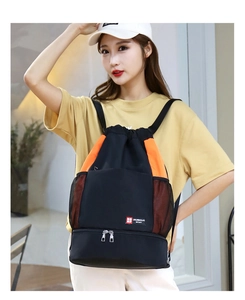 Détail du sac à dos à cordon bicolore noir et orange avec compartiment à chaussures inférieur
