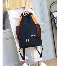 Détail du sac de sport à cordon avec poche en filet et compartiment à chaussures séparé