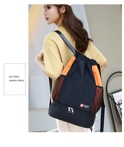 Détail du sac de sport à cordon bicolore avec poches en filet et compartiment à la base