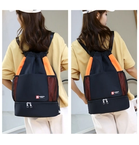 Détail du sac de sport à cordon avec panneaux orange et compartiment à chaussures séparé