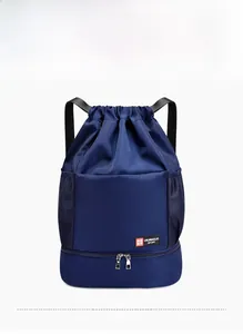 Détail du sac à dos cordon en nylon imperméable avec poche filet latérale et compartiment inférieur