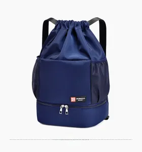 Détail du sac à dos de sport bleu à cordon avec compartiment de séparation humide-sec