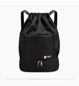 Détail du sac à dos noir avec cordon de serrage, compartiment à chaussures et poches filet