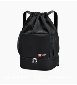 Vue détaillée du sac à dos noir à cordon avec compartiment de séparation sec humide
