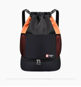 Vue détaillée d'un grand sac à dos de sport à cordon avec poches latérales filet orange