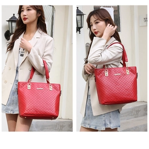 Détail du grand sac cabas matelassé rouge avec bandoulières en chaîne dorée chic