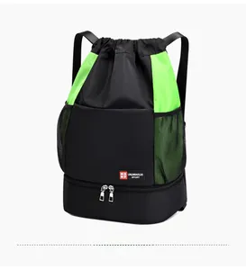 Détail du sac de sport à cordon en tissu imperméable avec compartiment à chaussures
