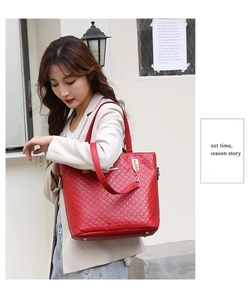 Détail du sac cabas matelassé rouge avec bandoulière et fermeture éclair en métal