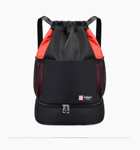 Détail d'un sac à dos de sport avec cordon de serrage et compartiment à chaussures séparé
