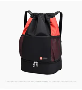Détail du sac à dos de sport bicolore rouge et noir avec compartiment à chaussures zippé