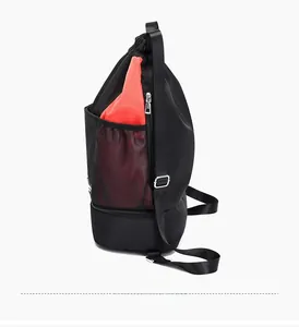Détail de profil du sac à dos de sport à cordon noir et rouge avec poche filet latérale