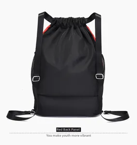 Détail du panneau arrière rouge d'un sac à dos de sport en nylon noir imperméable