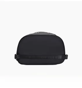 Gros plan d'un sac à dos en nylon noir montrant des sangles et un tissu imperméable
