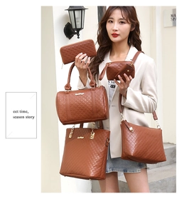 Détail d'un ensemble de sacs en cuir matelassé marron avec logo en métal doré élégant