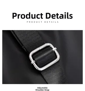 Détail de la bandoulière réglable en nylon noir avec boucle métallique argentée du sac à dos