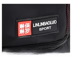 Détail de la couture du tissu et du logo de marque sur le sac à dos de sport noir