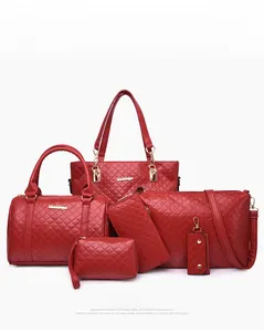 Détail d'un ensemble de 6 sacs à main rouges matelassés avec ferrures dorées et chaînes