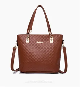 Vue détaillée du grand sac cabas matelassé marron avec finitions dorées chic