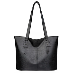 Grand sac cabas en cuir grainé noir avec coutures verticales et rivets métalliques