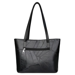 Grand sac cabas en cuir noir pour femme avec coutures géométriques et poche zippée