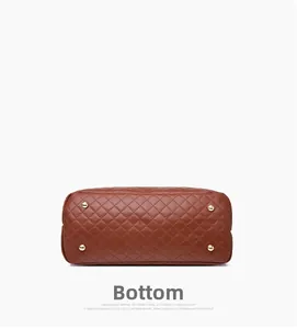 Vue détaillée du fond d'un sac matelassé marron avec quatre clous de protection dorés