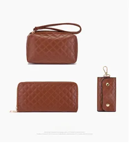 Ensemble détaillé d'accessoires en cuir matelassé marron comprenant une pochette et un portefeuille