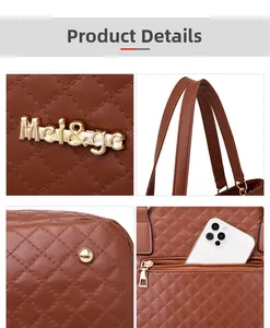 Détails du sac à main marron matelassé avec logo en métal, clous et poche à fermeture