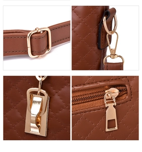 Détail du sac à bandoulière marron matelassé avec ferrures dorées et sangle réglable