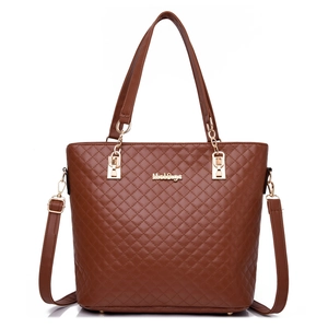 Sac fourre-tout matelassé marron avec détails dorés et bandoulière sur fond blanc