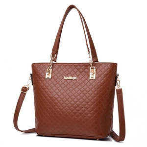 Sac fourre-tout matelassé marron foncé avec détails dorés et bandoulière femme