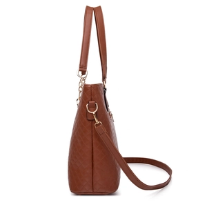 Sac fourre-tout matelassé marron avec surpiqûres losanges et détails dorés