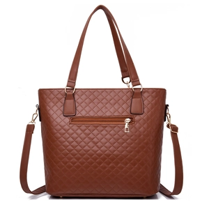 Grand sac cabas marron matelassé avec surpiqûres en losanges et détails en métal doré