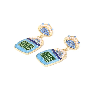 Détail des boucles d'oreilles Ranch Water avec émail bleu, cristaux et perles