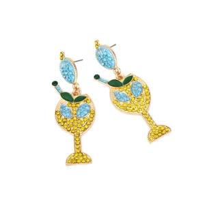 Détail de boucles d'oreilles verre à cocktail avec strass colorés et émail sur or