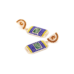 Détail de boucle d'oreille bouteille avec strass colorés, perles et lettres en émail Moon
