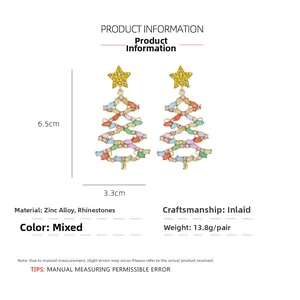Vue détaillée des boucles d'oreilles sapin de Noël avec strass colorés et étoiles dorées