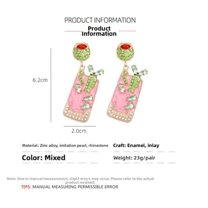 Vue détaillée des boucles d'oreilles verre à cocktail en émail rose avec strass et perles