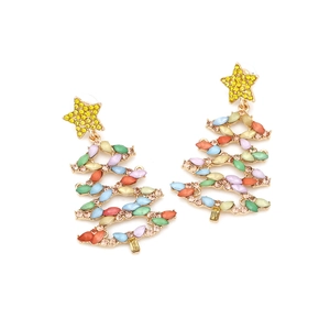 Détail de boucles d'oreilles sapin de Noël doré avec strass colorés et étoile