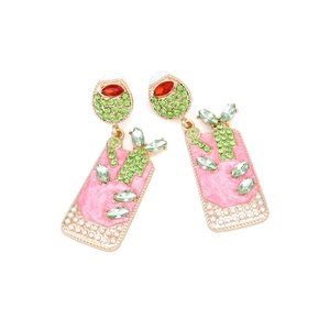 Boucles d'oreilles cocktail en émail rose avec cristaux colorés et perles blanches