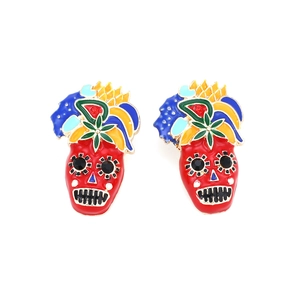 Detailansicht der bunten mexikanischen Totenkopf-Ohrstecker mit Emaille und Edelsteinen